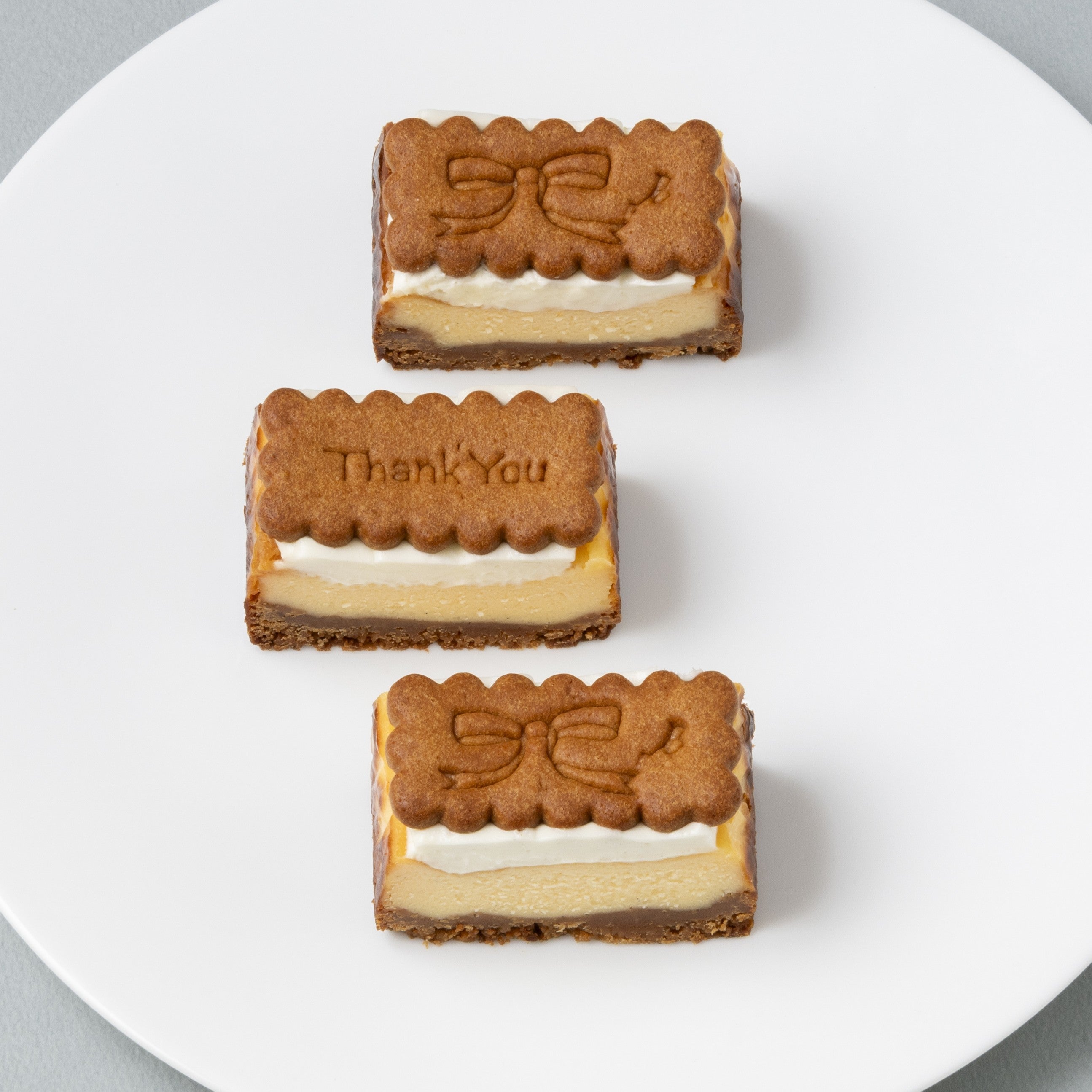 「BISCAKE ThankYou 3カット入り & お花の花器 丸型のギフトセット」