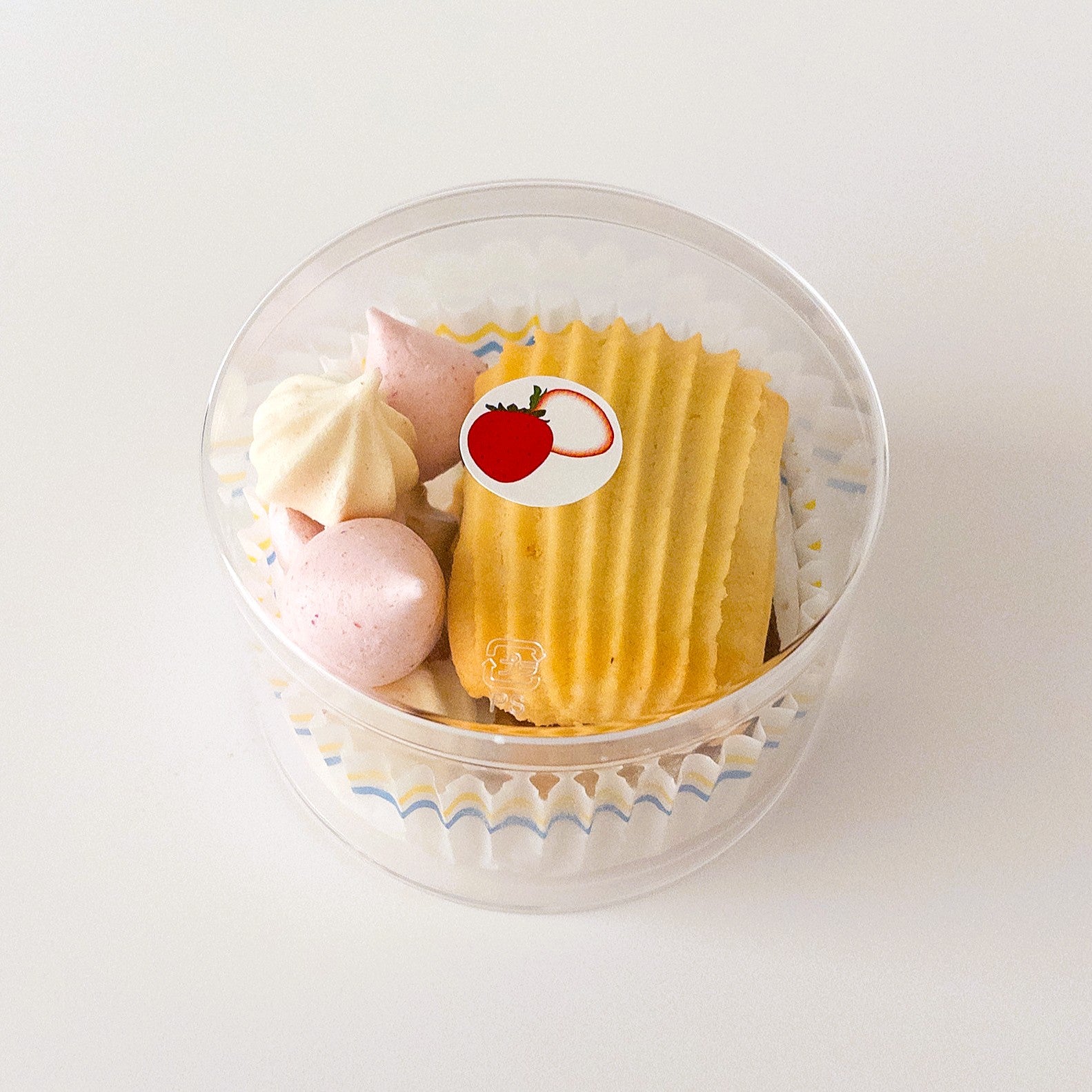 【限量新商品】 <br>小巧精美的Cheesy Poche<br><br>「 Cheesy Poche mignon 草莓&覆盆子蛋白霜」 <br><br>5/27(二)8:00~<br>商品將會於5/30(五)前寄出