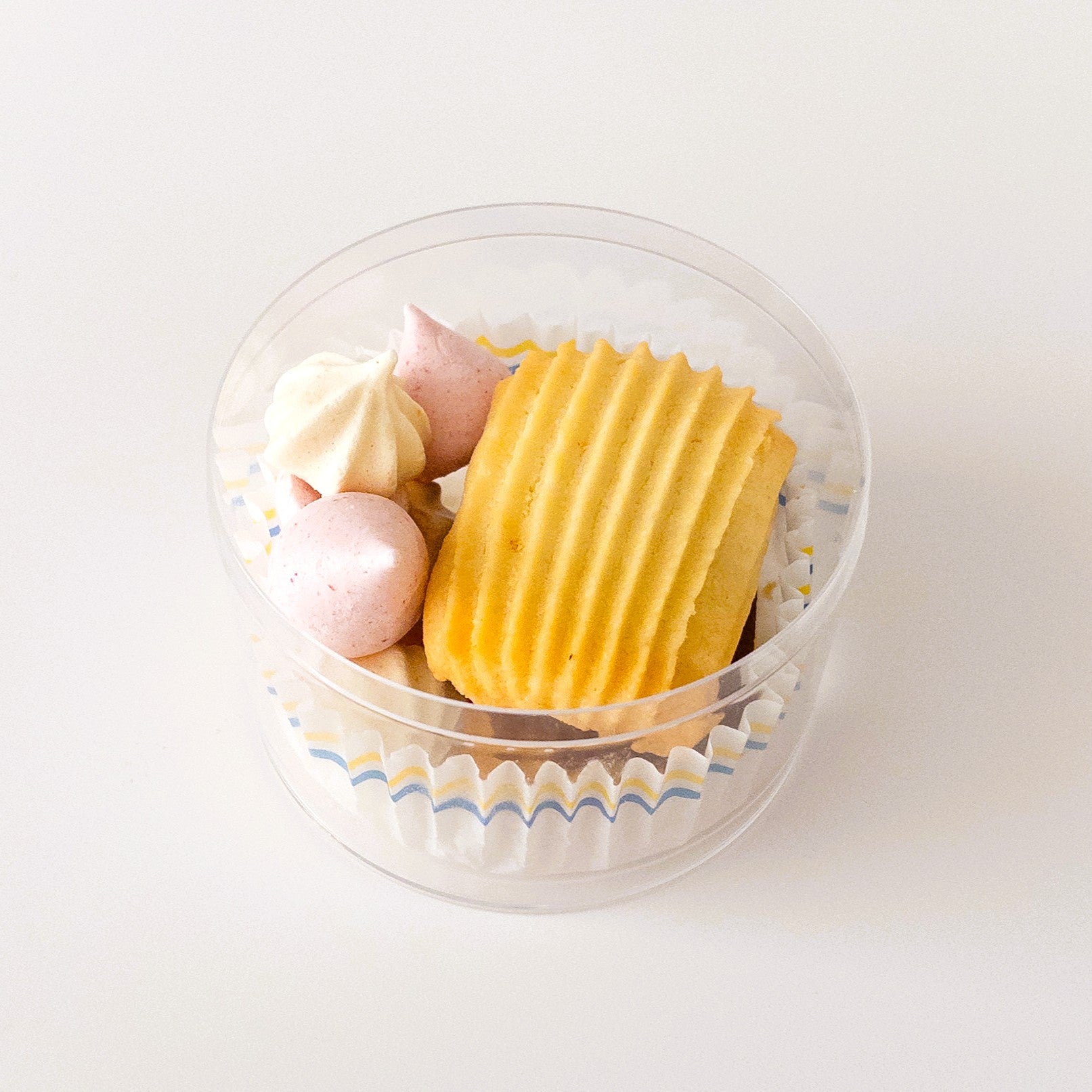 【限量新商品】 <br>小巧精美的Cheesy Poche<br><br>「 Cheesy Poche mignon 草莓&覆盆子蛋白霜」 <br><br>5/27(二)8:00~<br>商品將會於5/30(五)前寄出