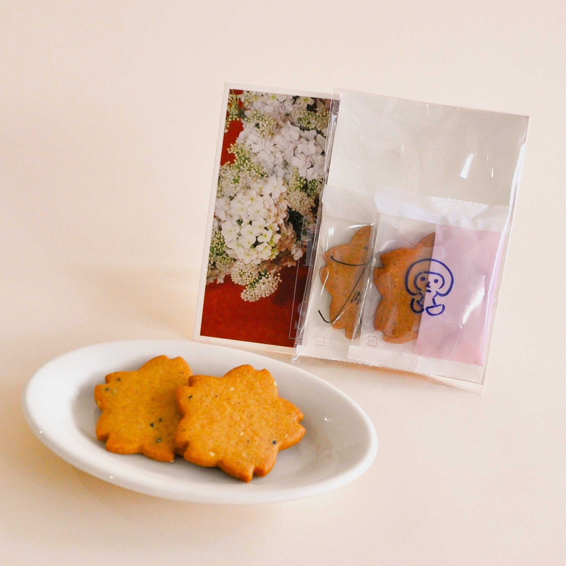 「花咲くイチジクとゴマのサブレ 2枚入り」KOBORESAKU台紙(透明な小袋付き)