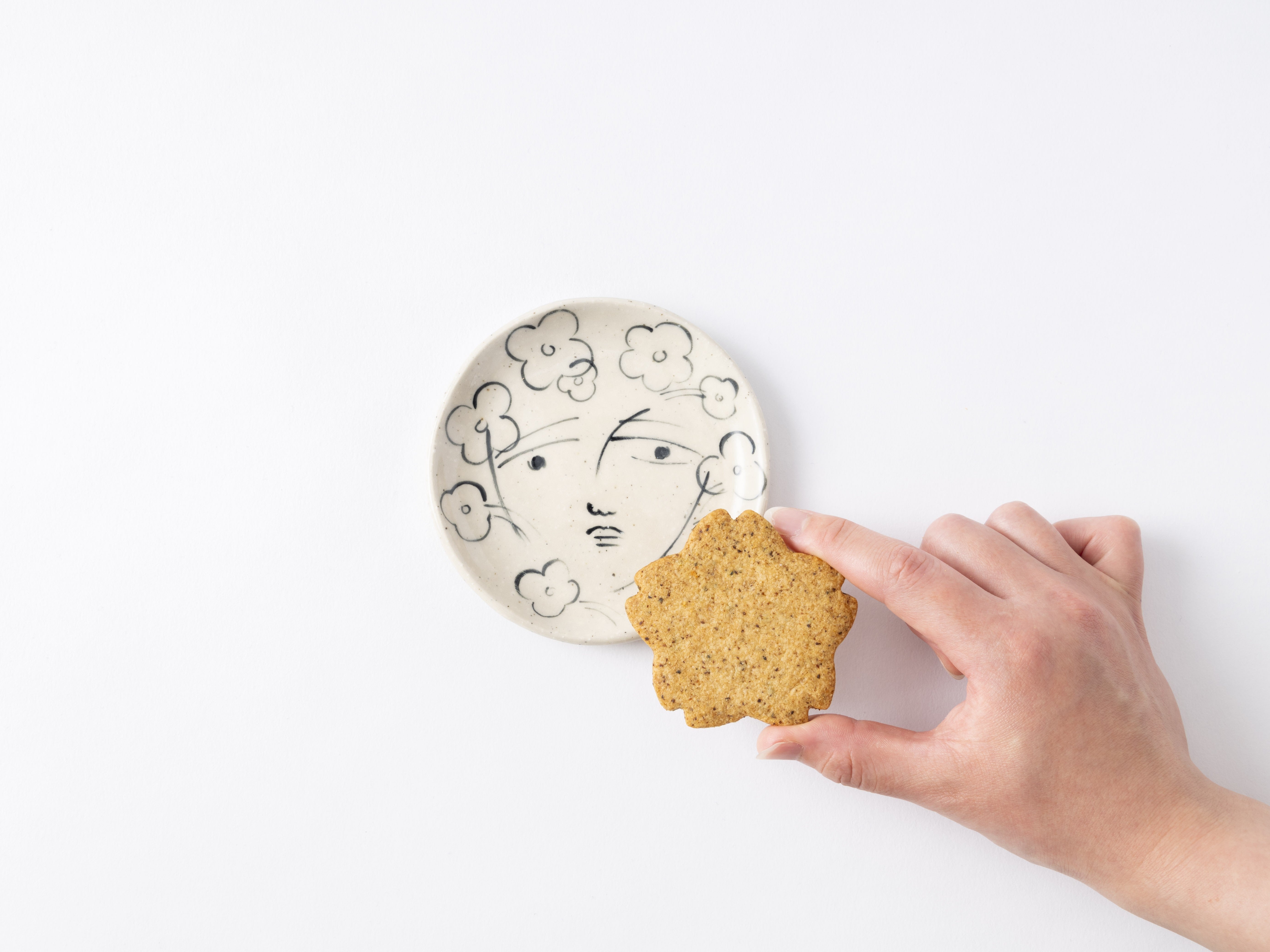 【ペアリングセット商品】 「ダージリンティーと5種のスパイス香るサブレ５枚」 ＆ 「絵付け小皿」