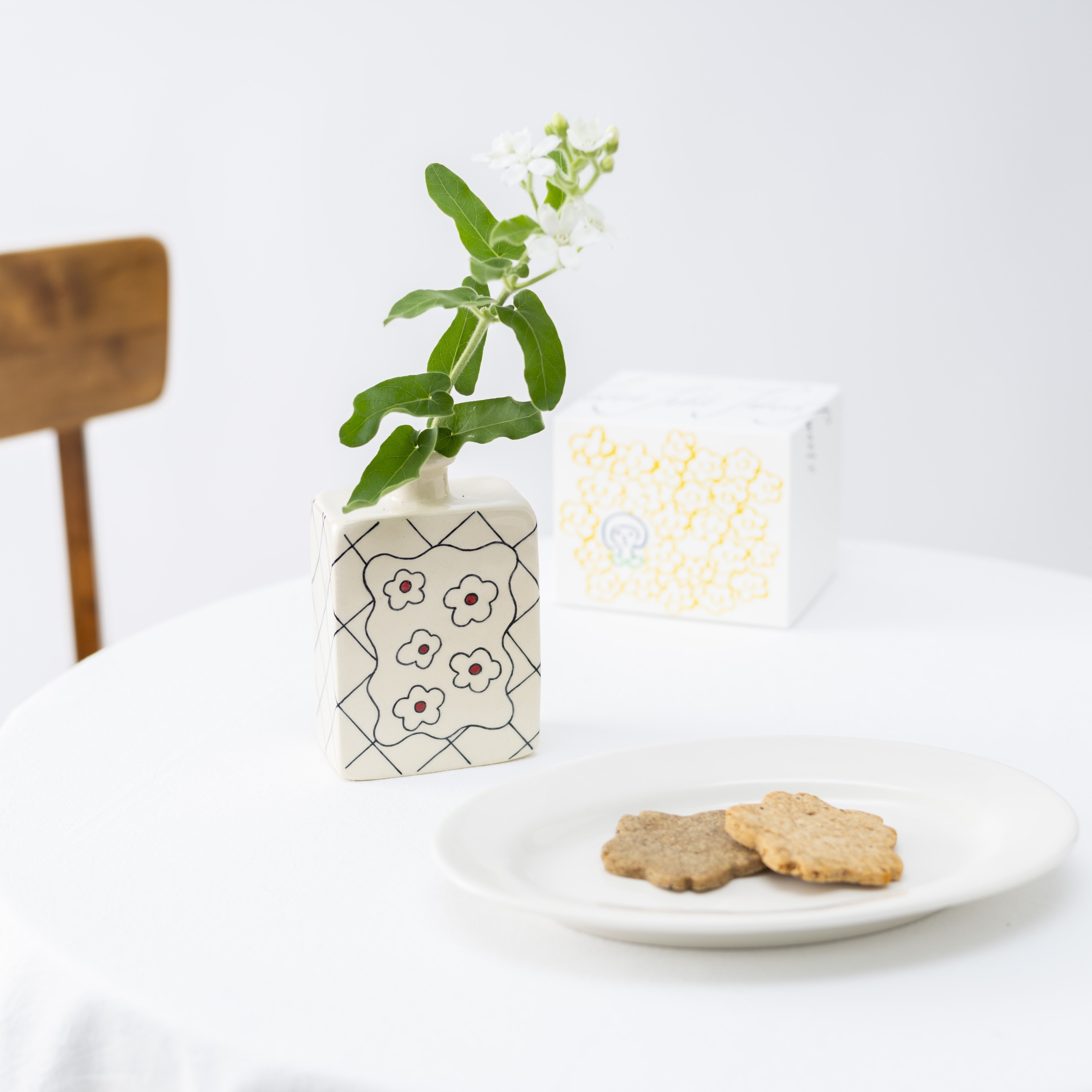 【ペアリングセット商品】】「ダージリンティーと5種のスパイス香るサブレ５枚」 ＆ 「お花の花器　四角型」