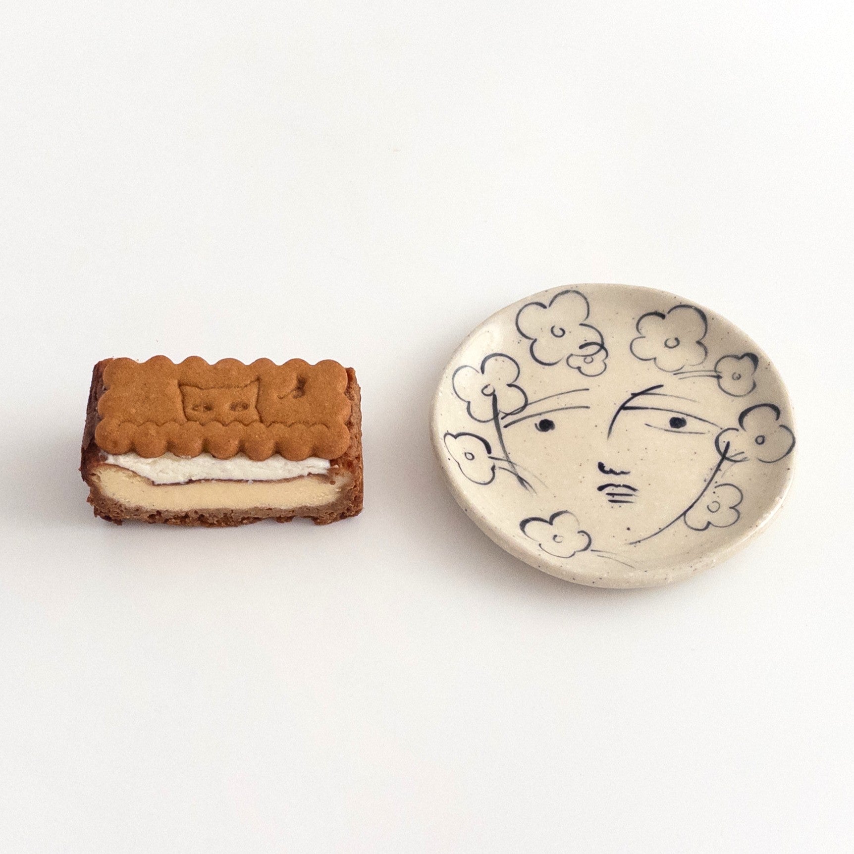 【ペアリングセット商品】「BISCAKE（ビスケイク）3カット入り　D ＆ 目黒ひとみさんの絵付け小皿のセット」