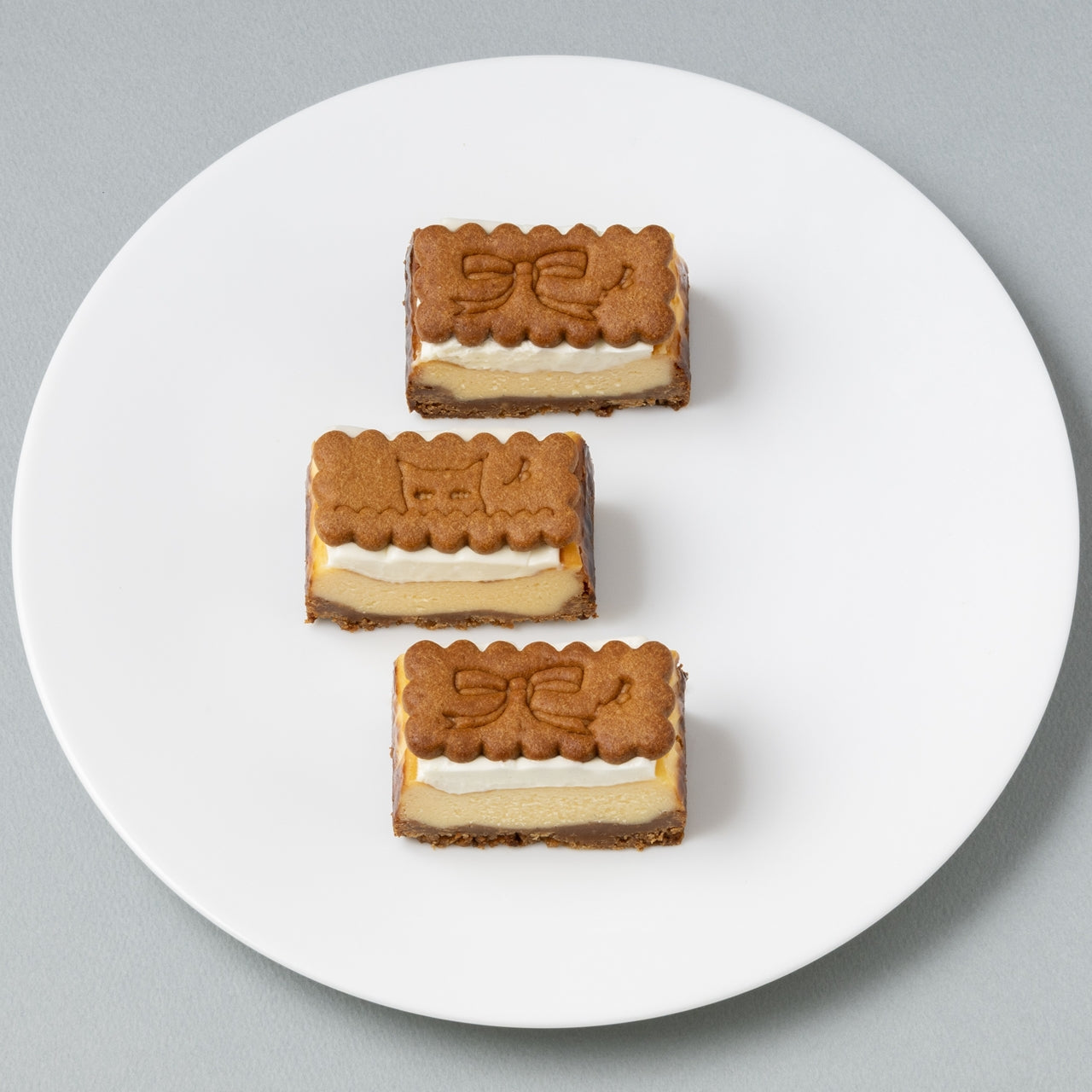 「季節のBISCAKE｜リボン」 3カット入り＜内訳＞リボン 1カット /ねこ 1カット/リボン 1カット